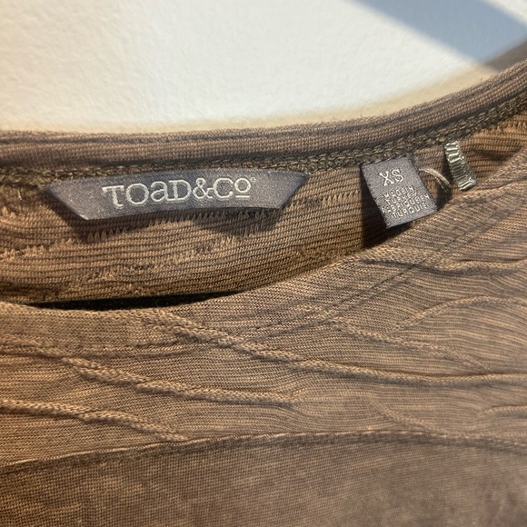 TOAD & CO size XS, brown short sleeve top with scoop collar - Picture 2 of 8